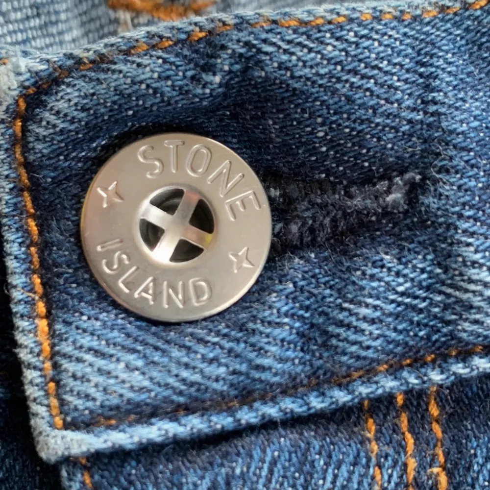 Säljer ett par snygga stone island jeans i junior storlek 170/14. Passar för längd runt 170 cm. Jeans & Byxor.