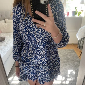 Zara klänning - Supersöt zara-klänning!😊Passar S och M. Använd 1 gång, tryck gärna på köp nu🩷 Köparen står för frakten🌸 Den är helt slutsåld
