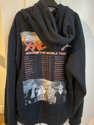 Hov1 hoodie - Hov1 ”Around the world tour” hoodie i storlek S. Knappt använd. Köpte för 600kr, säljer för 350kr. Kontakta mig om du är intresserad!