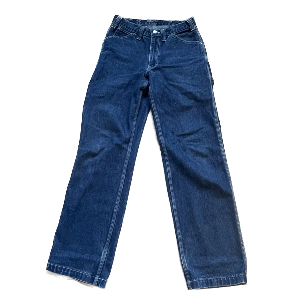 Jeans med coola detaljer på sidorna och där bak. Skriv för fler frågor!. Jeans & Byxor.