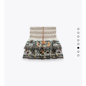 Zara kjol med broderier - Jättefin slutsåld kjol från zara med broderier på. Säljer pågrund av att den inte kommer till så mycket användning längre💕