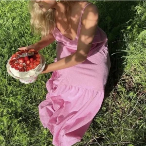 Rosa långklänning  - Säljer nu min drömmiga klänning från ginatricot, i storlek S 🌸✨ Den perfekta långklänningen