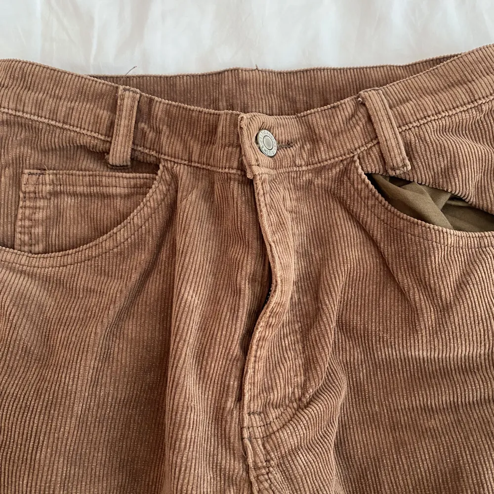Jätte fina bruna Brandy Melville jeans i Manchester materiel, dom passar mig och är vanligtvis 36 i storlek . Jeans & Byxor.