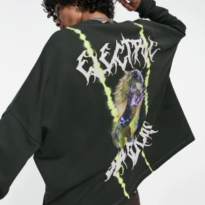 Sweatshirt i oversize med tryck - Oanvänd och kvar i förpackning. Säljer då den inte är i min storlek.