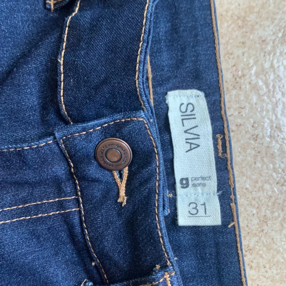Ginatricot Silvia jeans, helt oanvända i färgen marinblå. Jeans & Byxor.