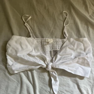 Topp med rosett - Vit gullig topp med knytning som blir till en rosett. Jättesöt och anpassbar då du själv kan knyta så den passar dig. Kom privat för fler bilder!