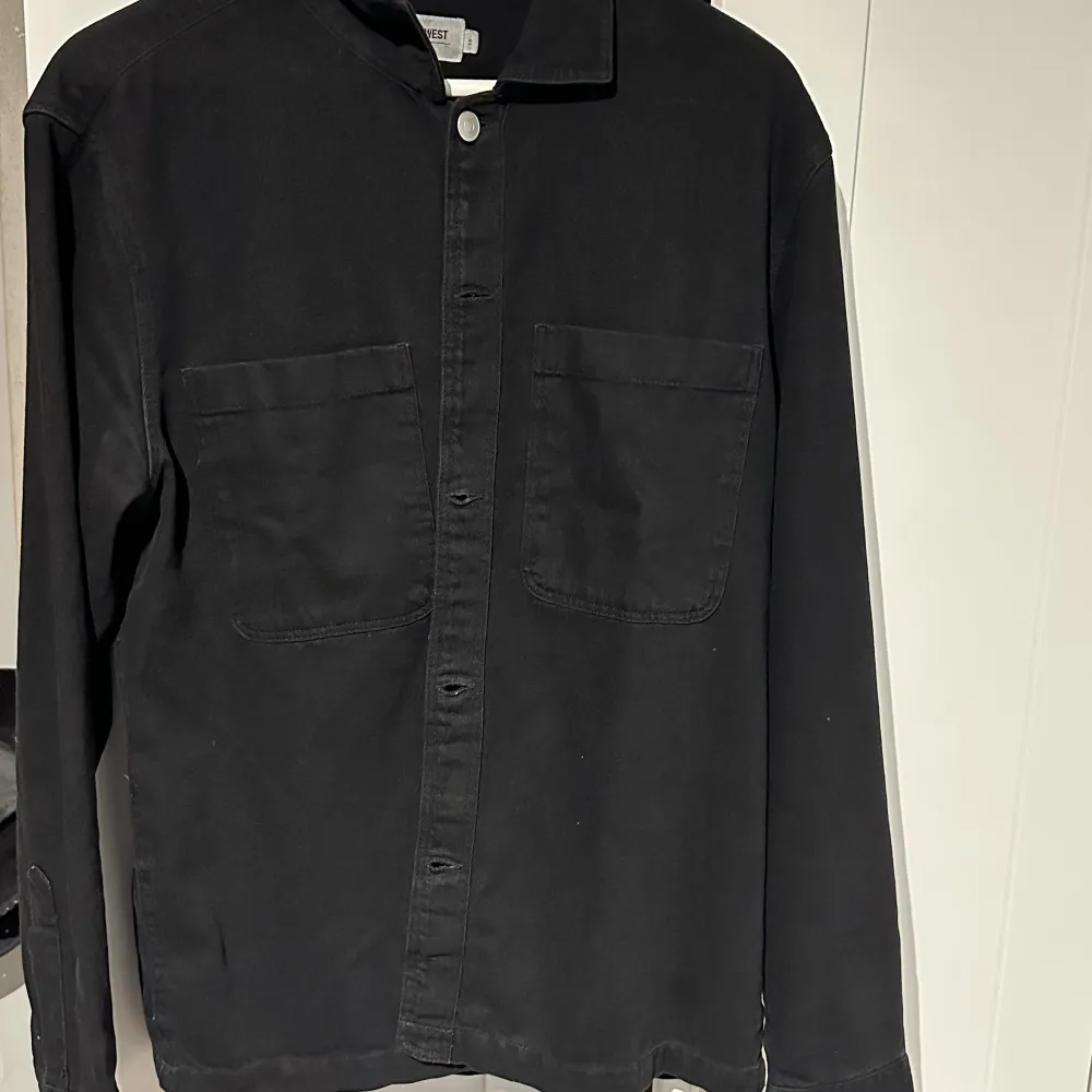 Svart overshirt från East West, helt ny skick 10/10.. Jackor.