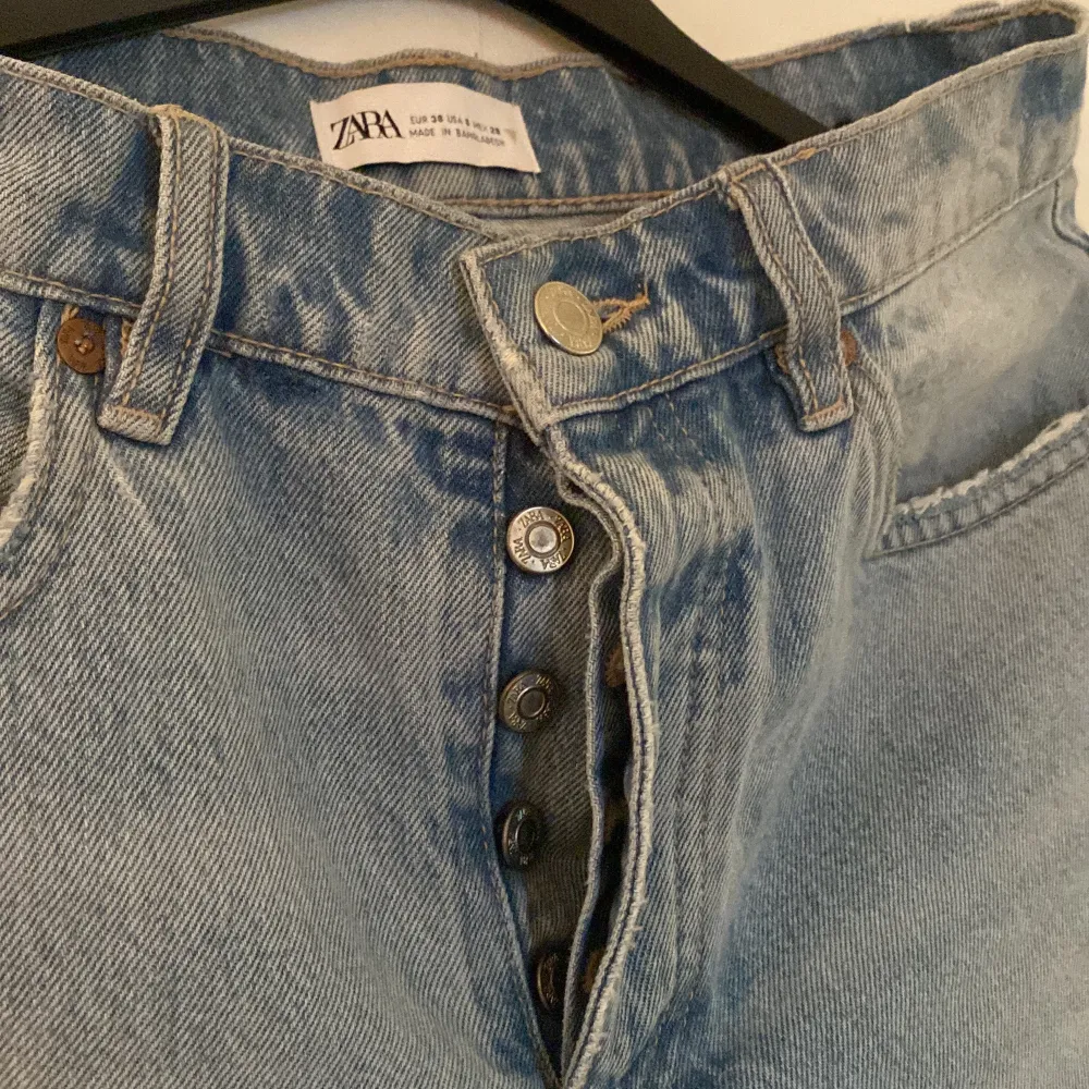 Säljer mina superfina zara jeans i nyskick haft på mig dem en gång. Hör av er vid fler funderingar💕. Jeans & Byxor.