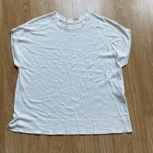 T-shirt  - Krämvit T-shirt använd en gång 