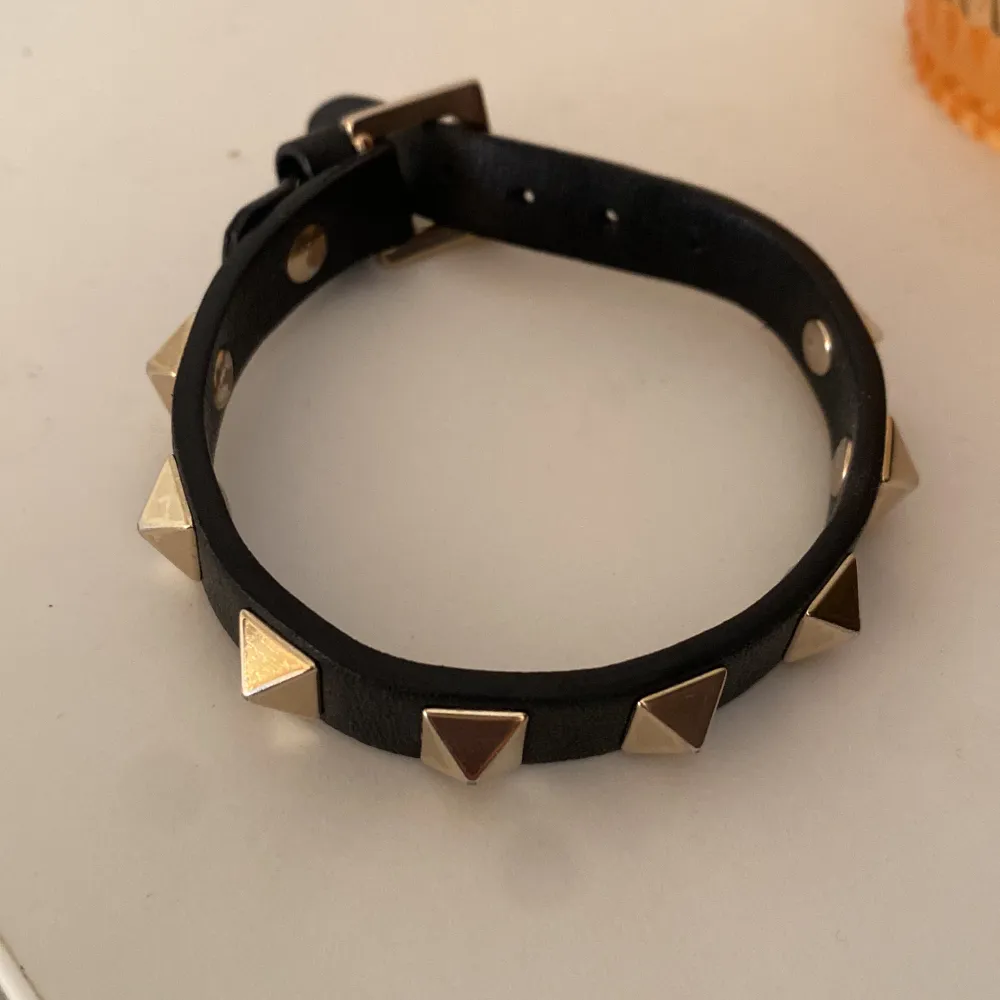 Hej! Jag säljer detta valentino armband eftersom det inte kommer till andvändning längre. Det är i färgen guld och svart och det är bara andvänt 4-5 ggr.. Accessoarer.