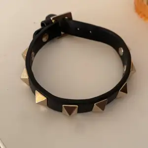 Hej! Jag säljer detta valentino armband eftersom det inte kommer till andvändning längre. Det är i färgen guld och svart och det är bara andvänt 4-5 ggr.