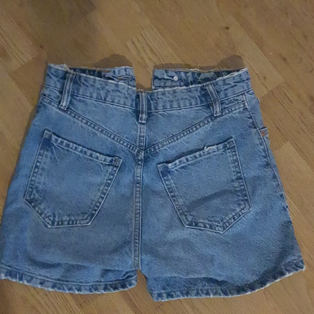 Jeans shorts ifrån zara, knappt användna. Shorts.