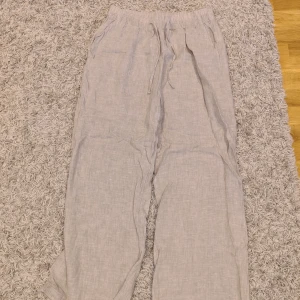 Linnebyxor - Linnebyxor från ginatricot i storlek 42, aldrig använda, nypris 359 kr.