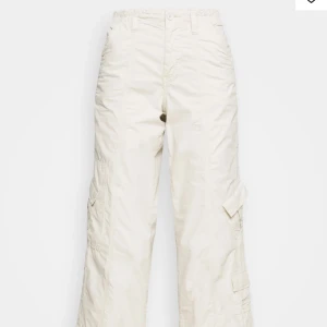 Beiga cargopants - Beiga cargopants från Urban outfitters i storlek xs. Bra skick, säljer då det ej kommer till användning längre. Superfina nu till sommaren!