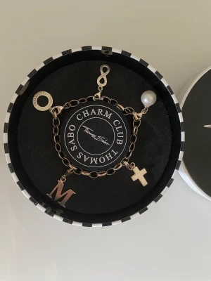 Thomas Sabo armband - Armband från Thomas Sabo i silver med fyra berlocker, använt! 