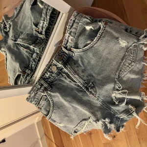 Zara sommarshorts  - Detta är ett par jättefina zara shorts som tyvärr inte passar mig. De är SUPERSNYGGA och jag tycker det är så synd att de ej passar! Jag är 170cm lång