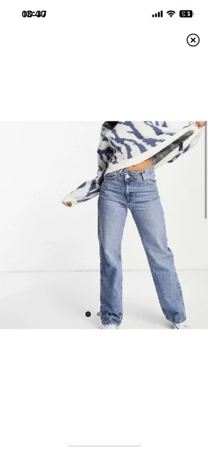 Jeans - Säljer att par jätte fina jeans i mid Rise! Säljer dom pga förstora på mig tyvärr… Dom är slutsålda överallt 