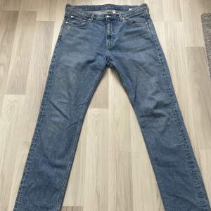 Säljer dessa mörkblåa jeans från weekday i modellen Easy. De är i längd 32 och storlek 32