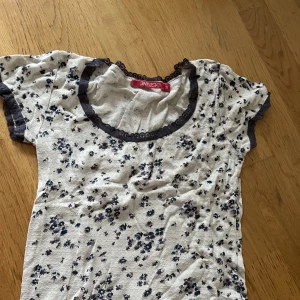 Coquette tröja - Säljer denna super söta blommiga tröja från indiska! 70kr
