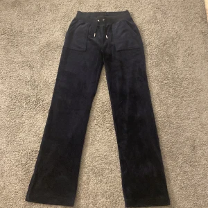 Juicy couture - Hej! Jag säljer mina juicy byxor eftersom de inte kommer till användning längre. De är i storlek xs och jag är ungefär 160cm lång. Om ni vill ha fler bilder är det bara o skriva till mig! Den är i nyttskick inte sönder någonstans ❤️❤️