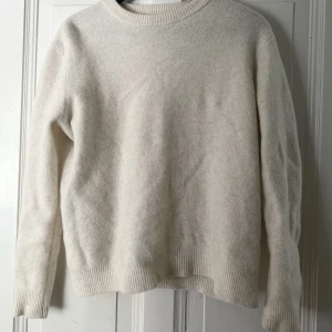 Stickad tröja - En beige stickad tröja med rundad hals & ribbade muddar från these glory days. Storlek XL så den kan användas som oversized men den är också relativt tajt så snarare L. Köpt för 899kr men den har använts några gånger och kan vara nopprig.