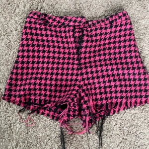 Zara shorts  - Säljer dom här shortsen på grund för dom kom inte kom  till användning dom är rosa svarta och lite fransar 