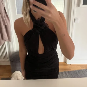 Klänning  - En otroooolig klänning men som jag aldrig använt. En ros vid halsen som gör den lite mer festlig och speciell! 