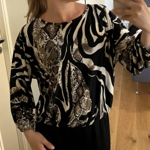 Blus  - Blus med rosett bak strl S, använd men fint skick ändå