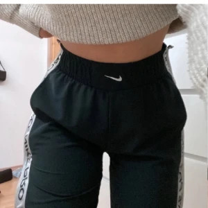 Jätte fina Nike byxer  - Superfina Svarta Nike byxer med knappar💖stl XS. Säljer då dom tyvärr är alldeles för små för mig och för jag vill spara pengar för sommaren. Det är stretchit material super sköna💖Lånade bilder skriv för bilder.Nytt pris runt 600-700 kr mitt pris 300kr💖