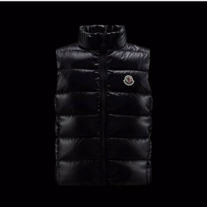 Moncler väst  - säljer min fina moncler väst som är köpt på deras egna hemsida, finns äkthetsbevis. Det är en storlek 14 vilket motsvarar xxs/ xs i vuxenstorlek. Kom privat för fler bilder eller frågor💕