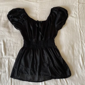 Meshtop - Supersöt top med fina detaljer i meshaktigt material. Köpt i vintagebutik men saknar märke. Jättefint skick!!