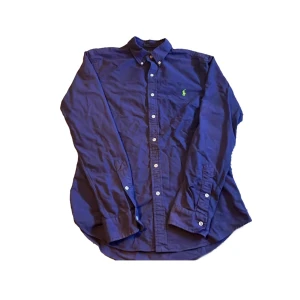 Ralph lauren skjorta mörk blå  - Polo Ralph lauren skjorta i mörk blå  med limegrön loggotyp  Cond 7.5/10 storlek M Snabb deal = bättre pris  