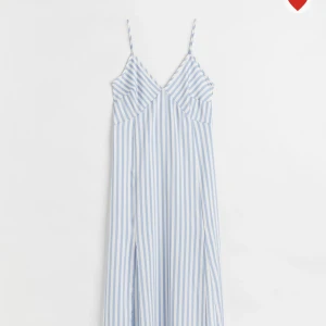 blå vit randig klänning från hm - ‼️SÖKER‼️ skriv om ni har och vill sälja!!   Storlek xs s m!! 