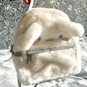 Sanrio Cinnamoroll väska - Liten Cinnamoroll ryggsäck köpt från kawaii shop. Har en liten fläck på undersidan och lätt missfärgning på insidan (se bild) annars i nyskick!