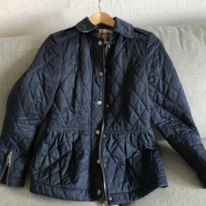 Burberry jacka S - Mörkblå lätt fodrad jacka i superfint skick!