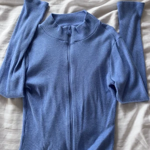 Blå tröja - Blå tröja med dragkedja.