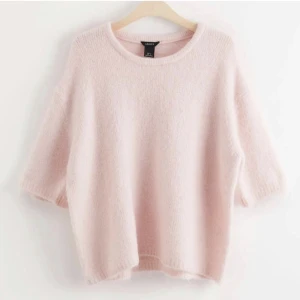 Stickad tröja - Postar om på nytt, hade inga seriösa budare därför postar jag om den på nytt! Buda bara om du kan tänka dig att köpa den! Köptes för 400!