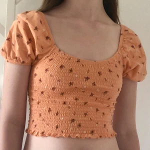 Orange blomig topp - Gullig blomig topp, har använts några gånger, säljs nu då den tyvärr är för liten för mig, perfekt för sommaren💓(läs bio)