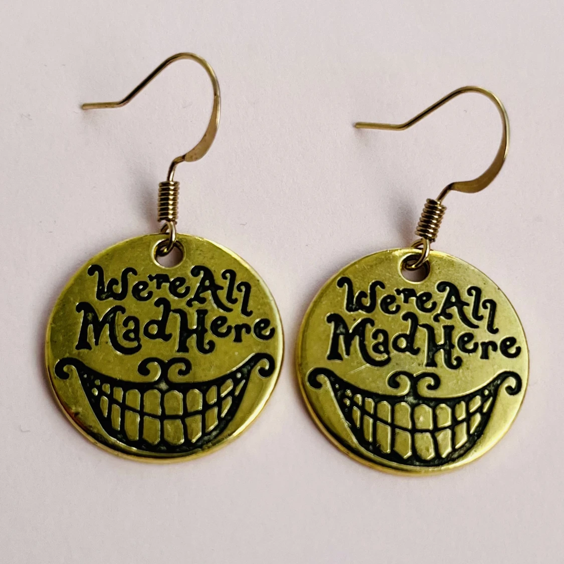 We all mad here örhängen 🖤