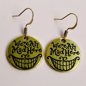 We all mad here örhängen 🖤 - Nickelfria krokar och fri frakt 🖤