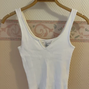 Ett vitt linne från Brandy Melville  - Ett vitt linne från Brandy Melville, bra skick, Sorlek S men kan passa en storlek M.