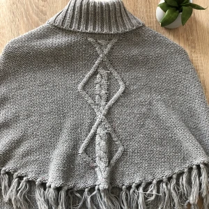 Är typ en grå Poncho  - Den är grå har inte använt så mycket <3 134/152