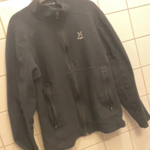 Haglövs  - Tjena! Säljer en svart Haglövs tröja i storlek L passar M, sälja pågrund av att den är lite liten för mig.