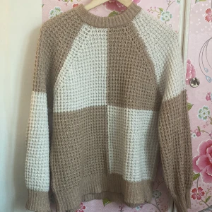 Mysig stickad tröja - Mysig stickad tröja i brige och vit. I jättefint skick och säljes för att den inte används längre, storlek xs och är ”lite baggy” på mig som är en xs vilket jag gillar. 