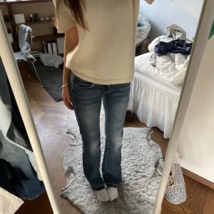Lågmidjade jeans - Funderar på att sälja dess perfekta jeans som verklig är ett par av min favoriter men de kommer inte riktigt till användning längre. Sitter som en smäck! Röd detalj i form av stygn på bakfickorna. Midjebredd: 39 cm  Innerbenslängd: 85