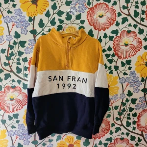 Sweatshirt med dragkedja och tryck - Sweatshirt för pojke storlek 110/116. Välanvänd men fin.