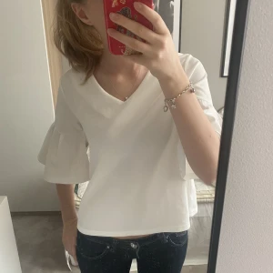 Trekvartsärmad tröja - Trekvartsärmad tröja med volang på ärmarna. Jättefint skick💗💗
