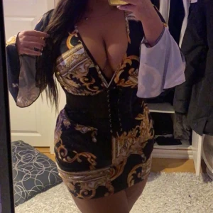 Klänning - Supersnygg klänning i stl L, korsetten medföljer ej!