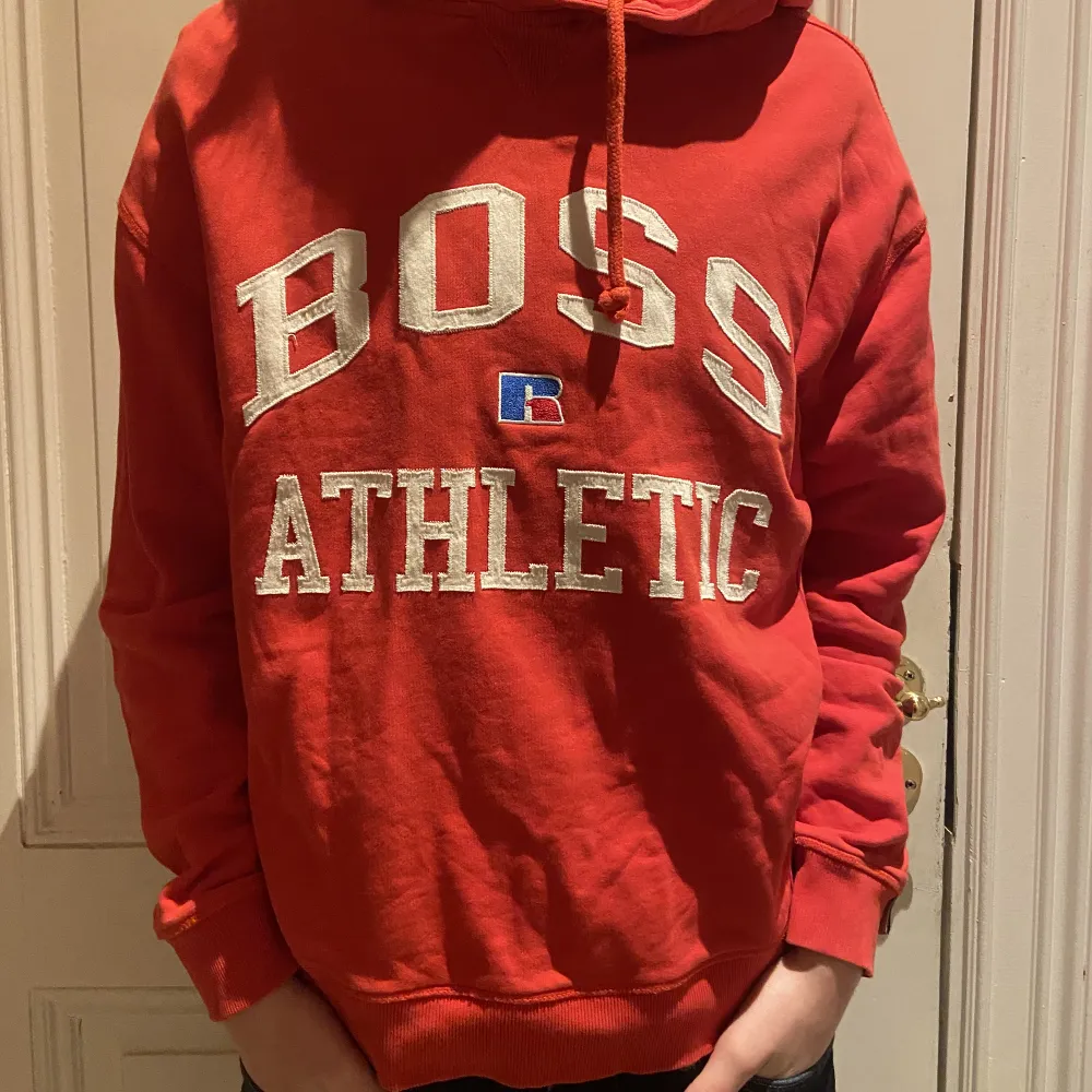 En Hugo Boss hoodie från deras träningsmärke. Skick 9/10; använd några gånger men utan defekter. Nypris: 1500:- Mitt pris: 500:-. Hoodies.