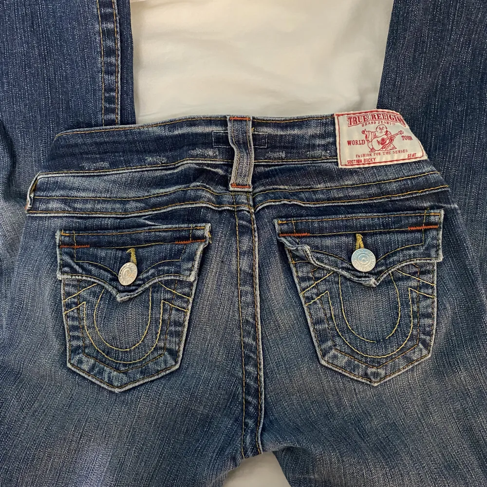 Säljer mina supersnygga true religion jeans då dom inte kommer till användning. Dom är lågmidjade och raka/halvt bootcut i modellen. Nyskick! Strl 23 men passar mig som brukar ha 25-27💗 Priset kan diskuteras  Bara att skriva vid frågor💗. Jeans & Byxor.